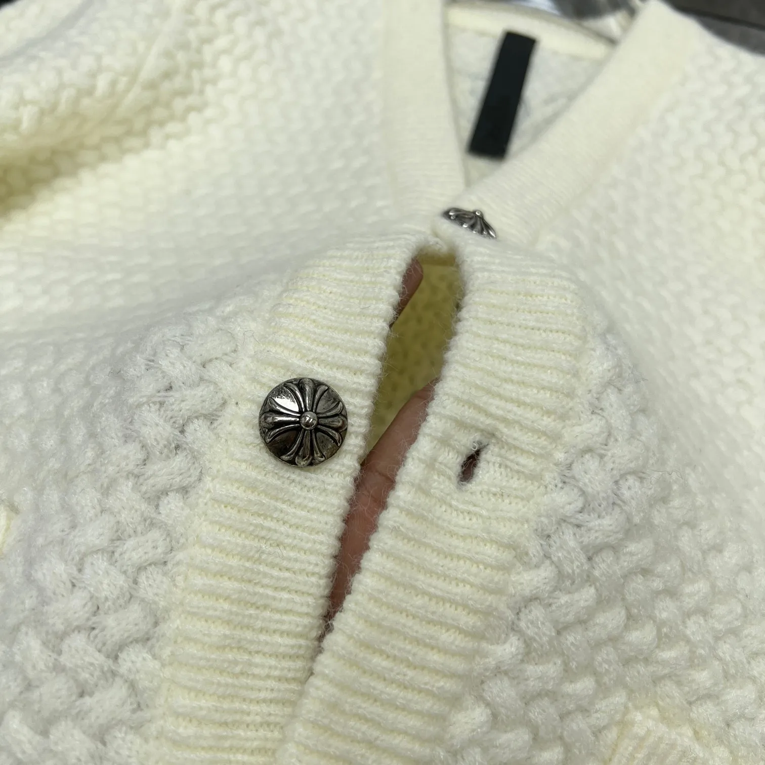 P300 Chrome Hearts 🍁Sweater series🍁 Autumn and winter Sanskrit cross V-neck cardigan sweater Selected high-quality wool blended knitted high-weight fabrics Heavy cross sheepskin leather crafts Customized silver-proof buckle ➕Three-dimensional Sanskrit embroidery Non-market ordinary version 🏷Three standards complete🏷 🌈Recommended colors: black white gray🌈